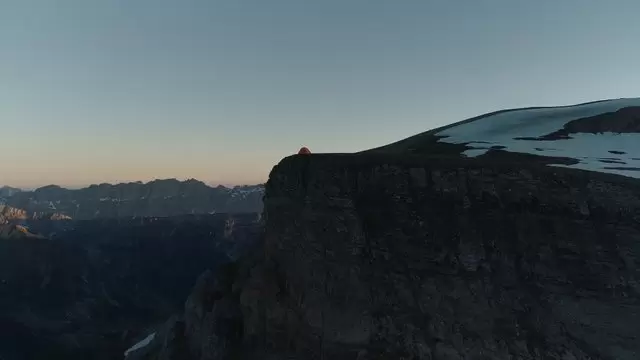 缩略图山顶上的帐篷航拍视频素材