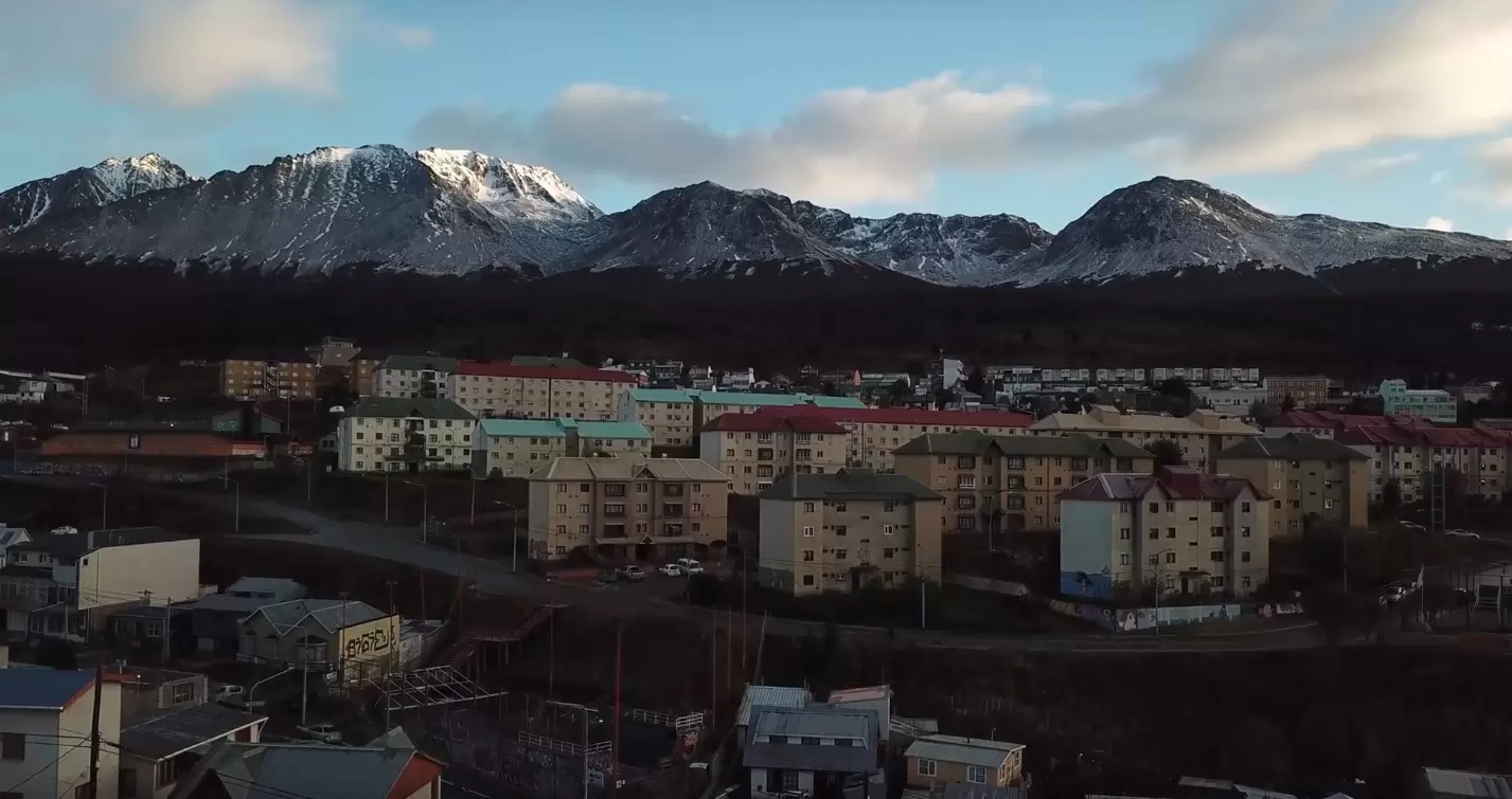 阿根廷火地岛山区附近的城市航拍视频素材