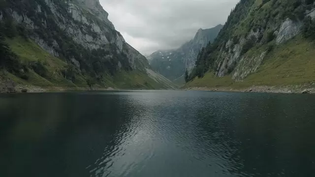 山脉之间的河流航拍视频素材