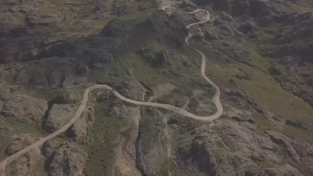 阿根廷科尔多瓦山区的道路航拍视频素材