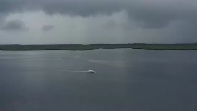 在湖上航行的摩托艇航拍视频素材