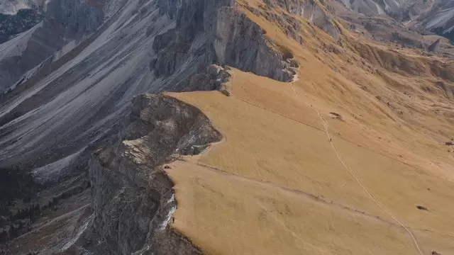 缩略图落基山脉悬崖峭壁航拍视频素材