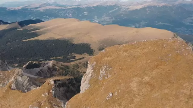山上悬崖边的男人航拍视频素材
