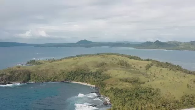 缩略图海上的小岛屿半岛航拍视频素材