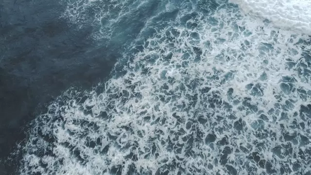 在海浪中冲浪的人航拍视频素材