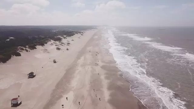 缩略图沿着海岸散步的人们视频素材