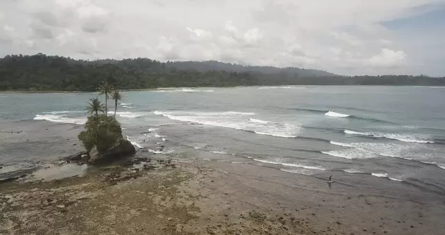 荒岛附近的冲浪者航拍视频素材