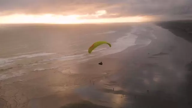 穆里瓦海滩上的滑翔伞运动航拍视频素材