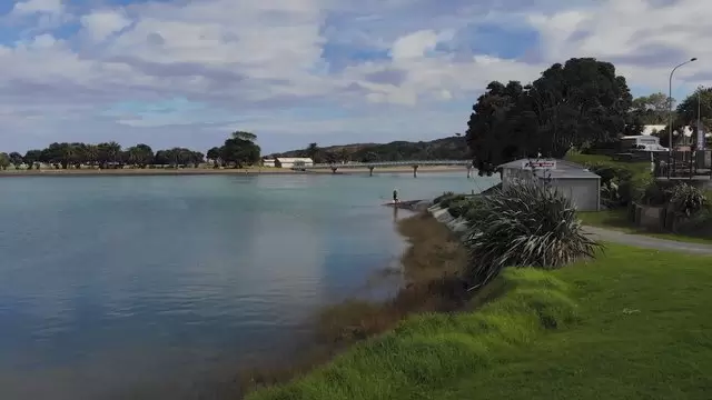 缩略图在新西兰的一个湖泊中钓鱼航拍视频素材