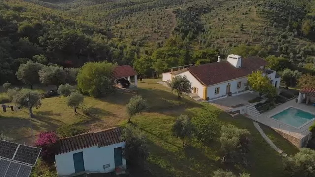 葡萄牙阿连特茹小山上的房子航拍视频素材