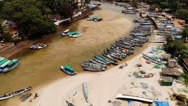 渔夫村河边的渔船航拍视频素材