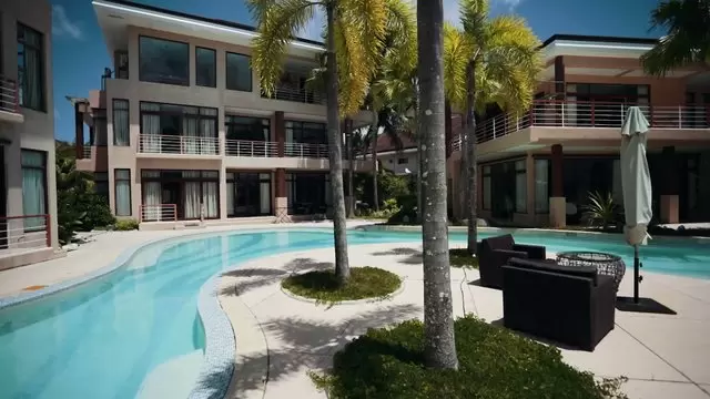 缩略图菲律宾的酒店游泳池航拍视频素材