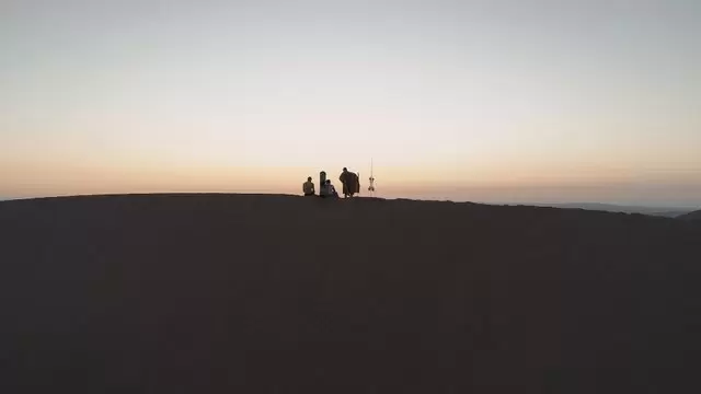 沙漠中的旅行者背影航拍视频素材