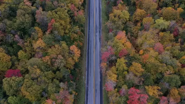 缩略图佛蒙特州的道路航拍视频素材