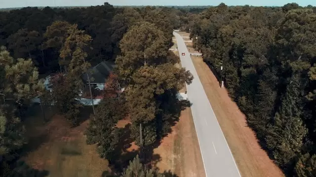 缩略图红色福特GT汽车在公路上行驶航拍视频素材