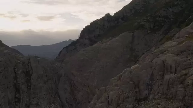 缩略图航拍在山上的一座桥梁上的人视频素材