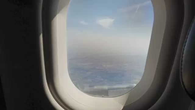 从飞机小窗口看城市视频素材