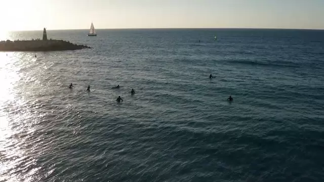 冲浪者等待海浪视航拍频素材