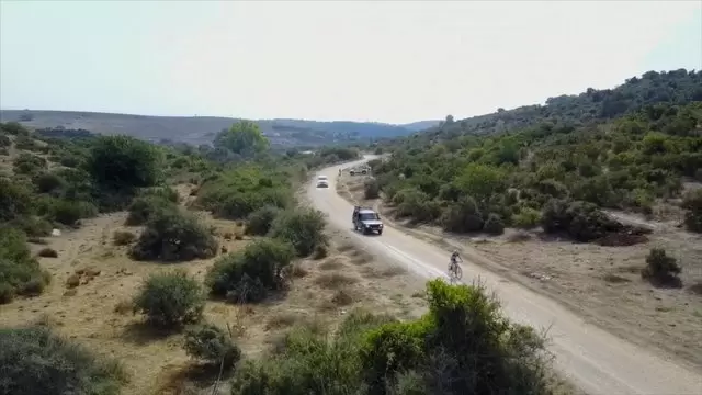 越野汽车在山林小路驾驶航拍视频素材