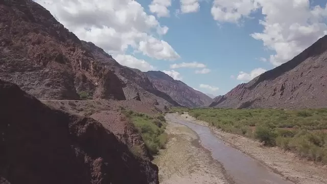 阿根廷萨尔塔的红岩山航拍视频素材