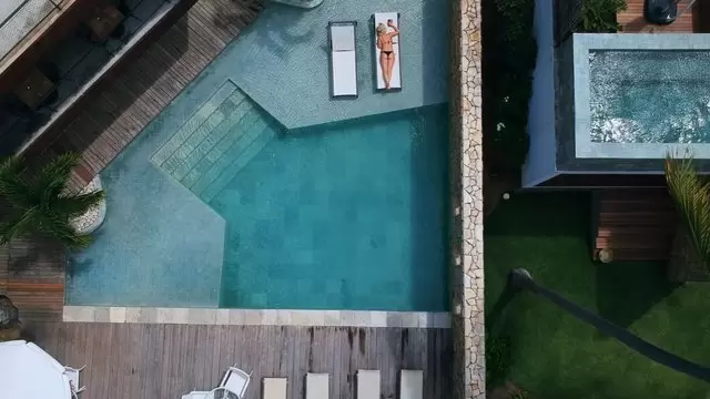 别墅附近的室外游泳池航拍视频素材