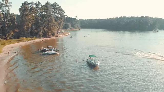 湖边派对晴朗的天气和渔船航拍视频素材