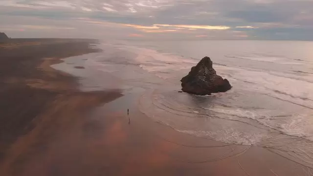 新西兰卡雷凯尔海滩的日落航拍视频素材