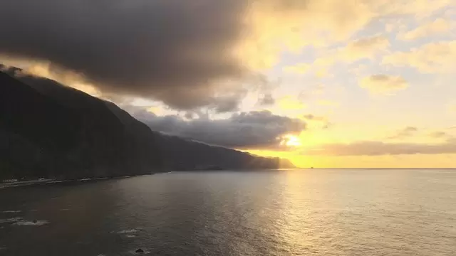 海岸线附近多云的日落航拍视频素材