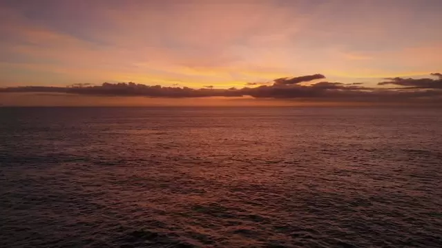 缩略图新西兰月亮海滩的日落航拍视频素材
