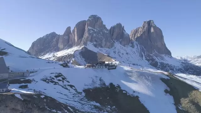 滑雪胜地雪山航拍视频素材
