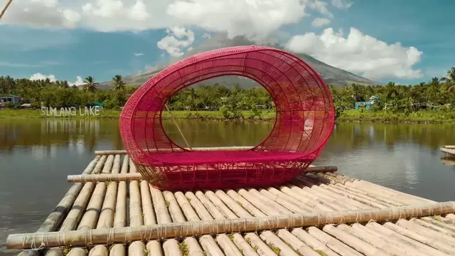 缩略图远处的火山和湖面的竹筏航拍视频素材