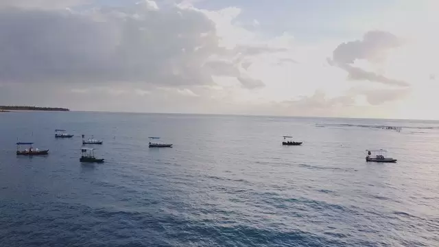 在海中航行的船只航拍视频素材