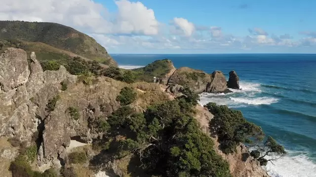 新西兰的一块岩石上的朋友航拍视频素材