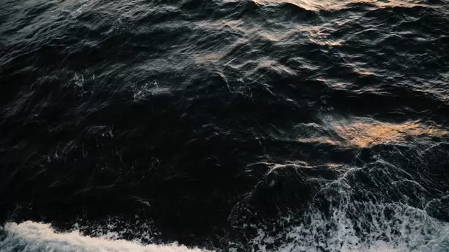 海浪撞击在一起航拍视频素材