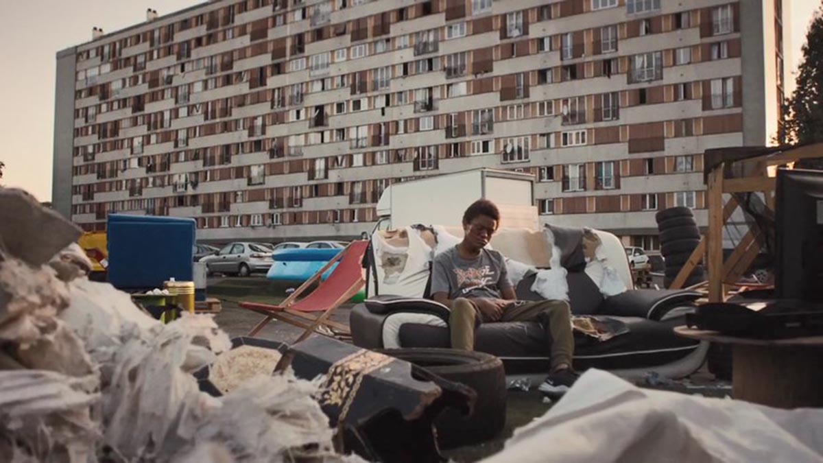 《悲惨世界》写实呈现巴黎郊区乱象，摄影手法再现惊险现场