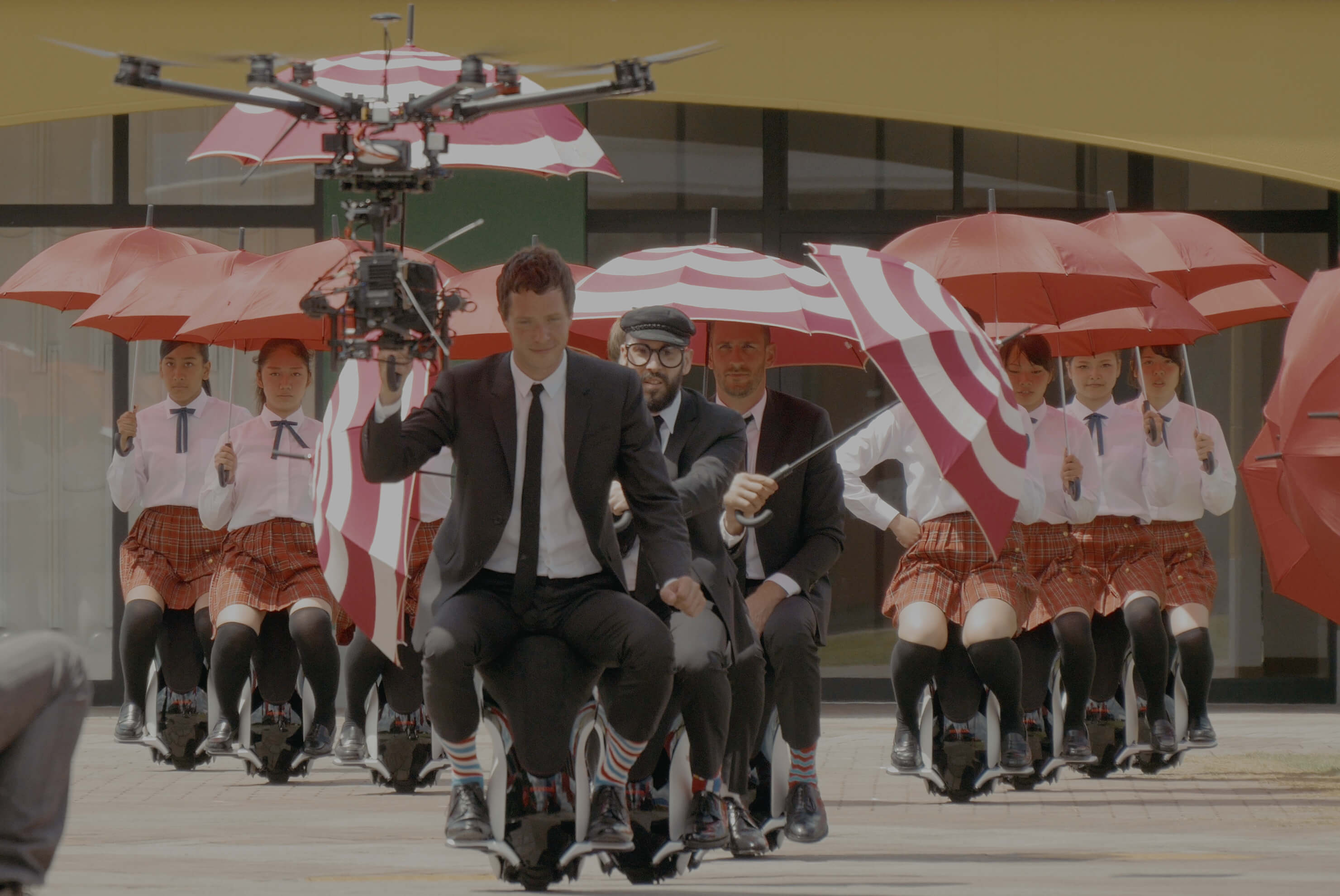 〈I Won’t Let You Down〉MV空拍一镜到底，OK Go再现好莱坞标志歌舞插图1