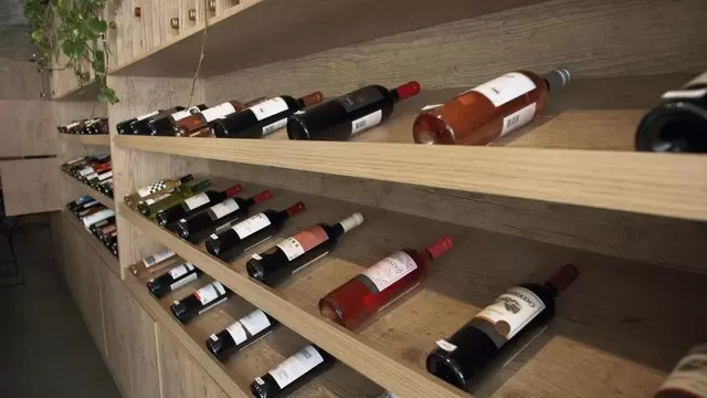 葡萄酒选择酒柜陈列视频素材