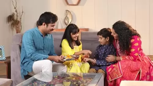 印度兄弟姐妹庆祝Raksha Bandhan节视频下载Indian siblings celebrating Raksha Bandhan festival