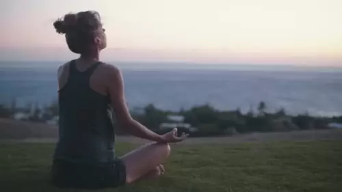 女人在森林冥想视频下载Meditation